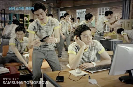 케이블을 찾는 남자