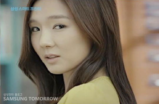 뒤돌아 보는 여자