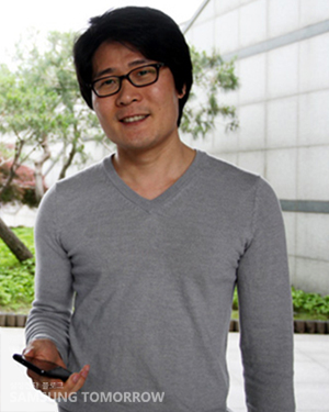 소프트웨어 개발자 이진구 수석이갤럭시s2를 들고있다