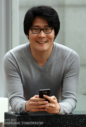 소프트웨어 개발자 이진구 수석이갤럭시s2를 들고있다