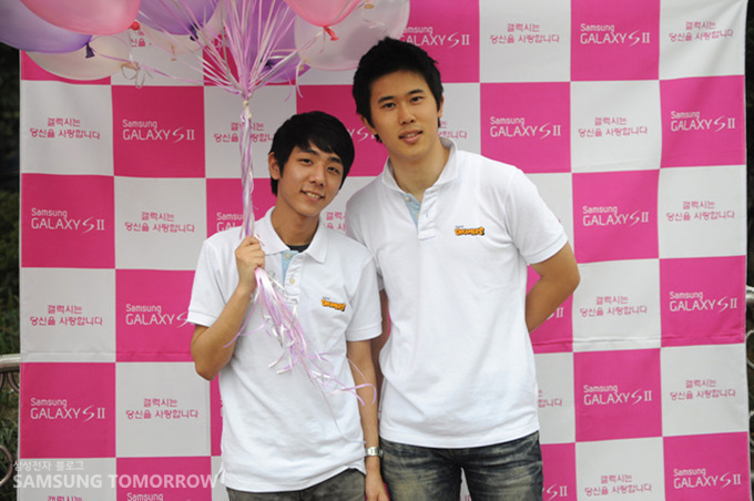 풍선을 들고 사진찍는 남학생들