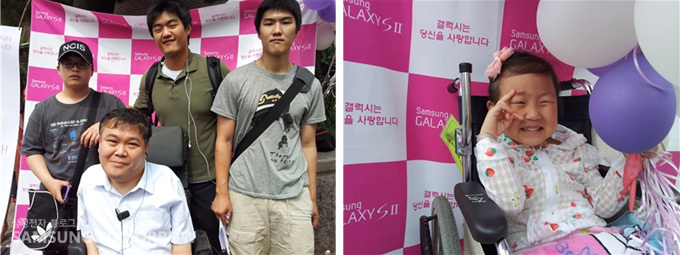 장애인과 도우미, 풍선을 들고 휠체어를 탄 어린아이