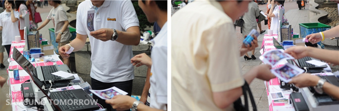 사진을 출력하는 사람들