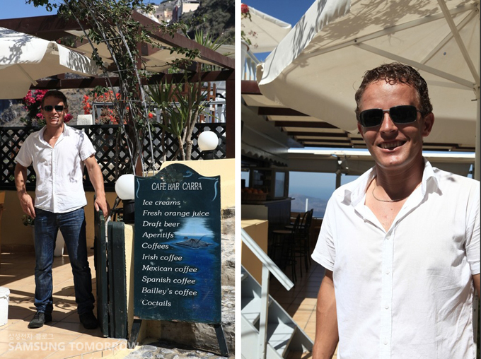 카페 입구에 서있는 남자, 웃고 있는 남자