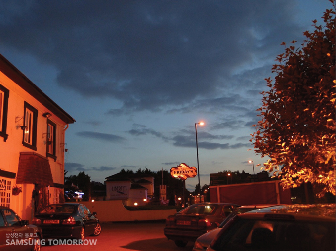 늦은 저녁 켜진 가로등