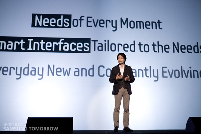 발표하고 있는 삼성전자 한국마케팅 담당 김창준 과장