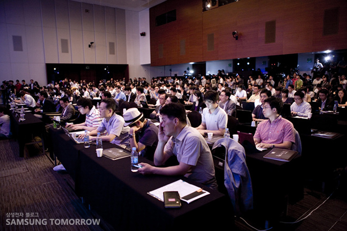 발표를 듣고 있는 사람들