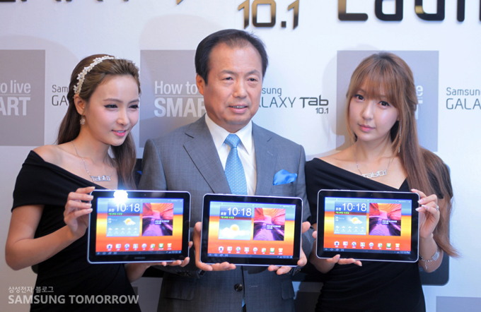 포토존에 갤럭시 탭을 든 모델들과 신종균 사장