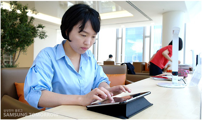 갤럭시탭을 이용하고 있는 여정민 사원