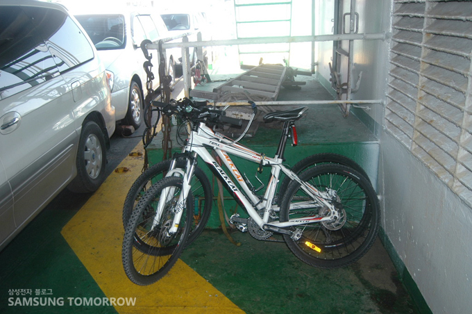 선박내 주차행렬에 세워져 있는 자전거