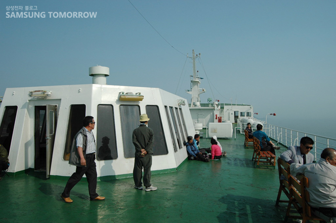 쉴 곳을 찾는 승객들