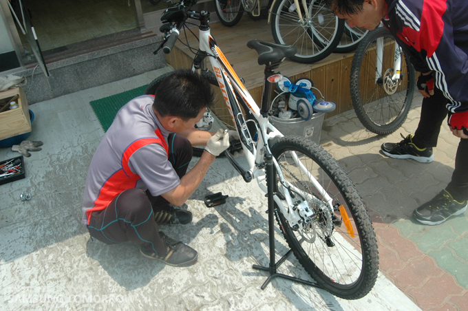 자전거를 수리하는 남자