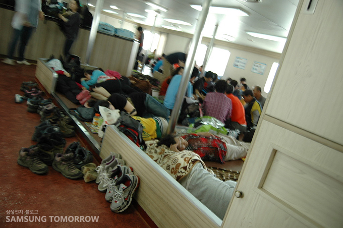 사람들이 앉아있는 객실