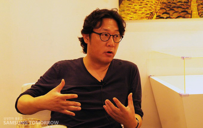 인터뷰 중인 김해곤 감독