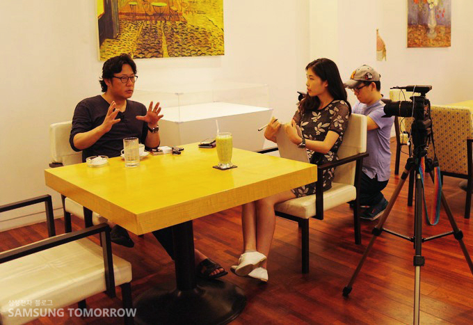 인터뷰 중인 김해곤 감독