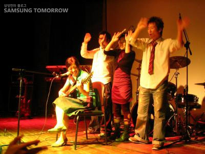 Knocking on Heaven's door을 부르는 형광밴드