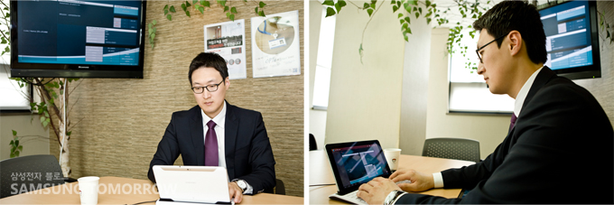 갤럭시탭을 하는 남자