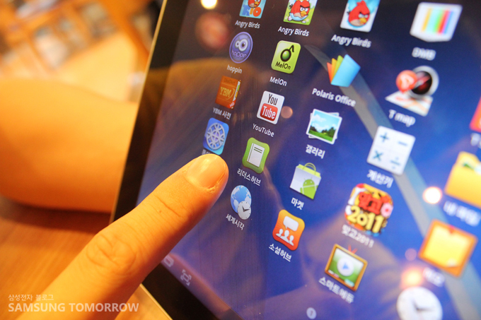 갤럭시탭 리더스허브아이콘을 가르키는 손