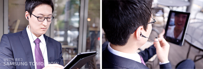 갤럭시 탭으로 영상통화하는 남자