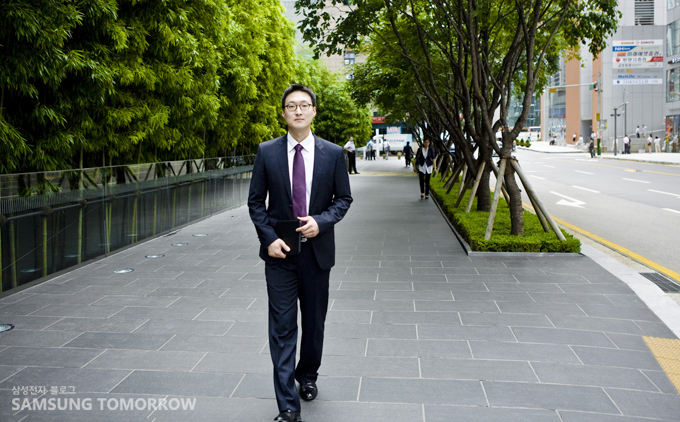 길을 걷는 남자