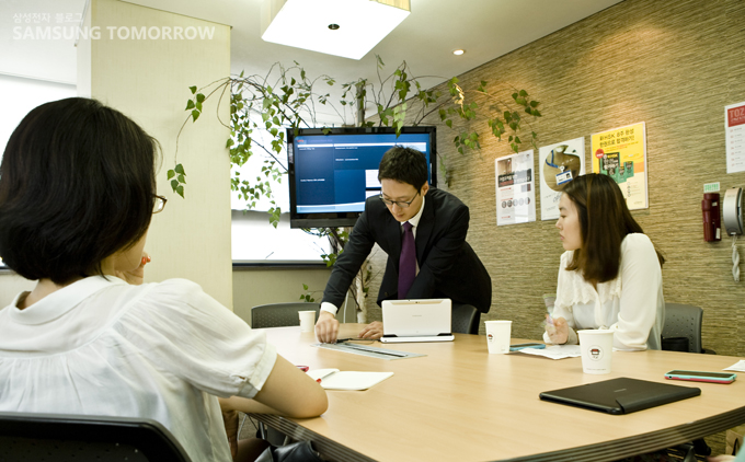 갤럭시 탭으로 프레젠테이션을 준비하는 남자