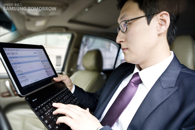 갤럭시탭을 하는 남자