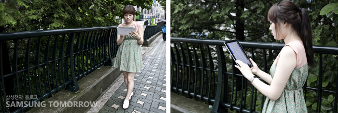 갤럭시 탭을 보는 여자