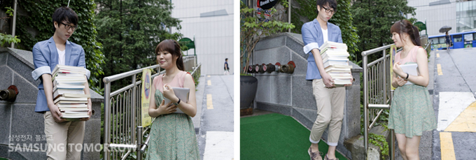 무거운 책을 들고가는 남자와 갤럭시 탭을 든 여자