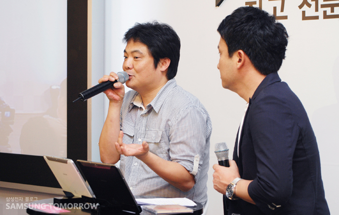 인터뷰하는 원태연