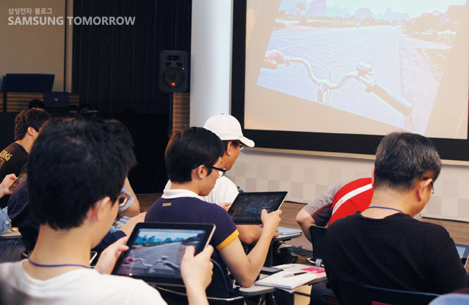 사진을 보는 사람들