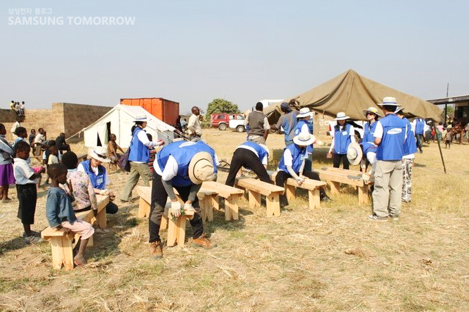 의자를 만드는 자원봉사자들