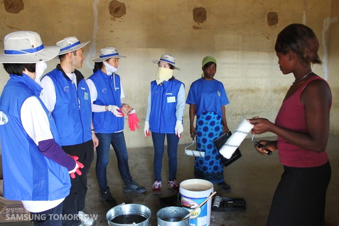 페인트자업을 준비하는 자원봉사자들