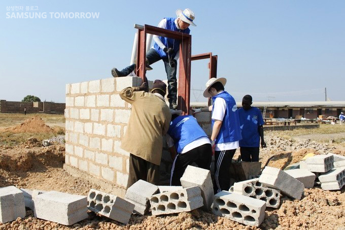 화장실을 만드는 자원봉사단