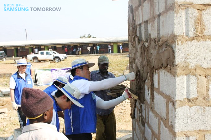 화장실을 만드는 자원봉사단