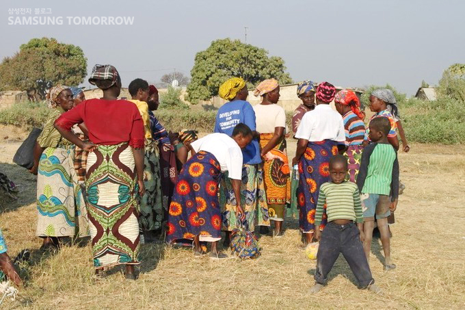 치텡게를 입은 잠비아 여성들