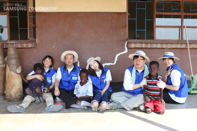 자원봉사자들과 잠비아 어린이들