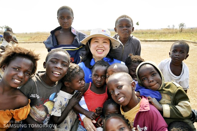 이수경 차장과 잠비아 어린이들