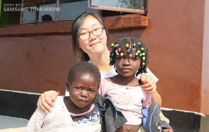 봉사자와 잠비아 어린이들