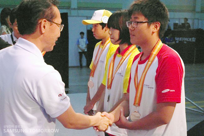 악수하는 아이들