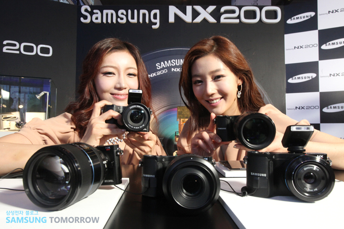 NX200을 들고 있는 모델들