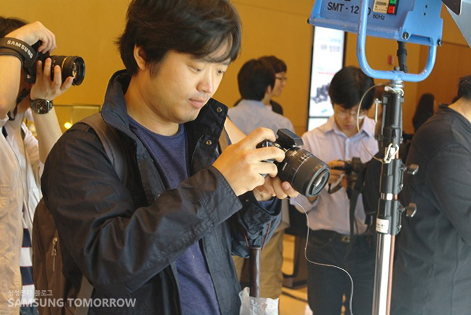 사진을 찍고 있는 참가자 러비