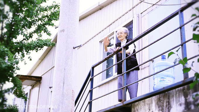 인사하는 할머니