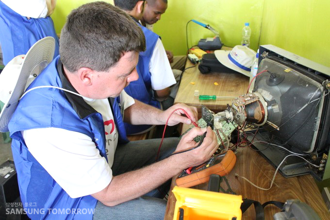 고장난 기계를 고치는 자원봉사단