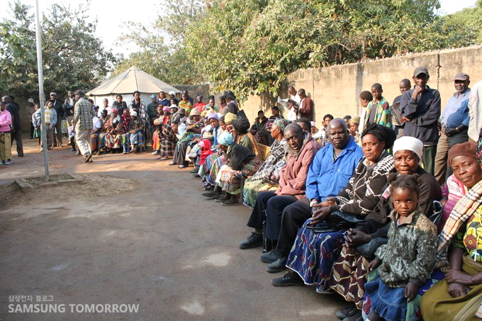 의료봉사를 받으러 줄서 있는 사람들