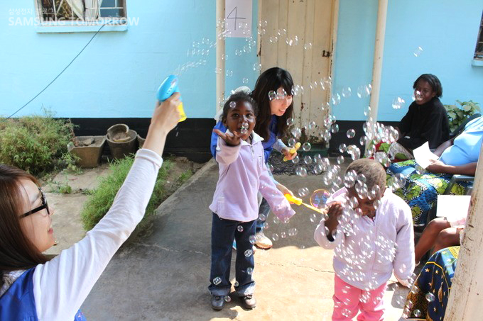 비누방울을 불고 노는 잠비아 어린이들