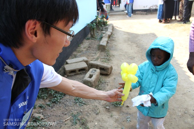 풍선을 받는 잠비아 아이