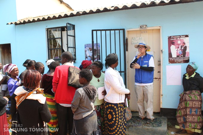 의료서비스를 받으러 줄서있는 사람들