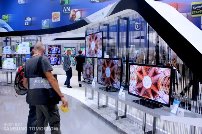 제품을 체험하는 사람들