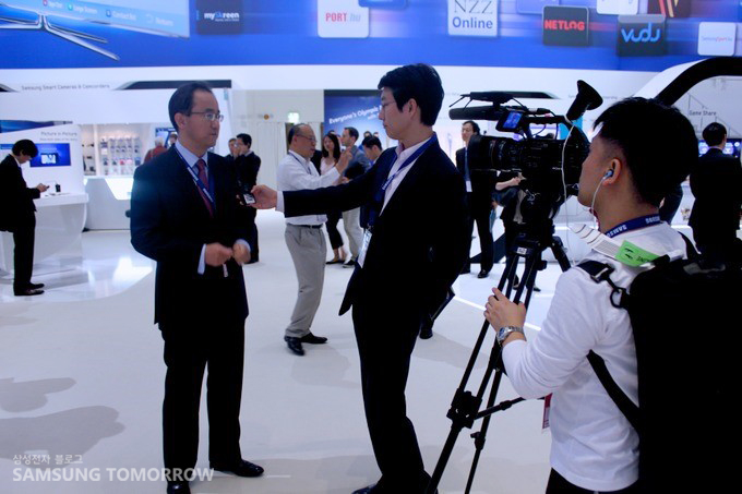 촬영 중인 스태프