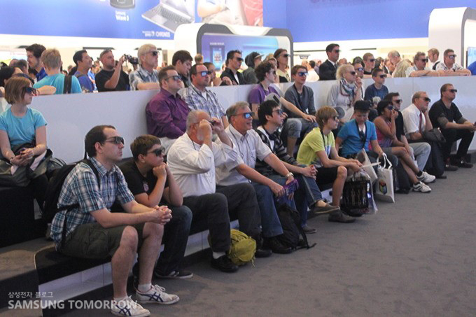 3D안경을 쓰고 티비를 보고있는 사람들